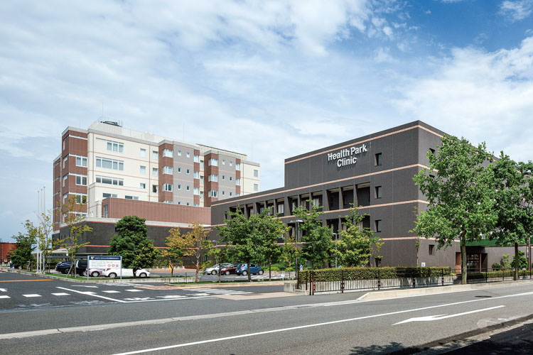 複数棟からなる介護施設の外観。左側は居住棟、右側はHealth Park Clinic医療棟